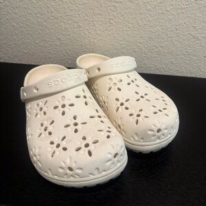 CROCS women White Floral Clogs size 8